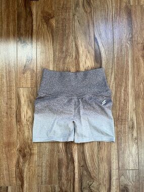 DOYOUEVEN Ombré Scrunch Shorts